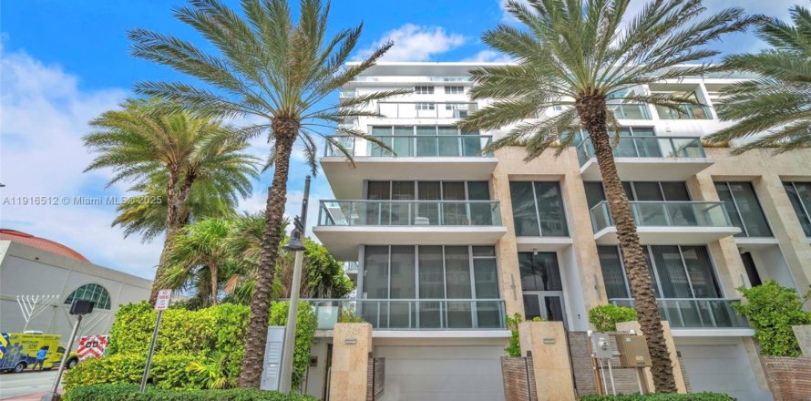 Townhouse in Surfside, Florida 4 bedrooms, 335.01 sq.m. № 2061845