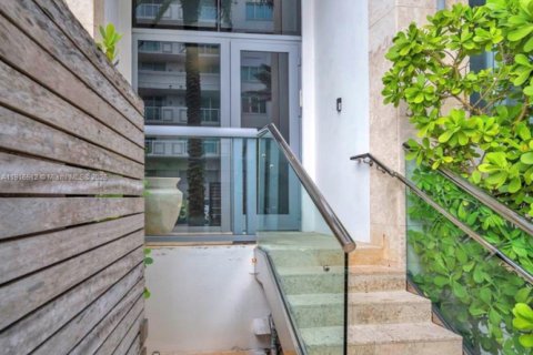 Townhouse in Surfside, Florida 4 bedrooms, 335.01 sq.m. № 2061845 - photo 12