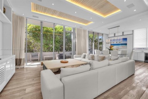 Townhouse in Surfside, Florida 4 bedrooms, 335.01 sq.m. № 2061845 - photo 14