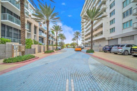 Townhouse in Surfside, Florida 4 bedrooms, 335.01 sq.m. № 2061845 - photo 2