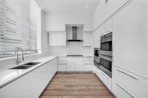 Townhouse in Surfside, Florida 4 bedrooms, 335.01 sq.m. № 2061845 - photo 22