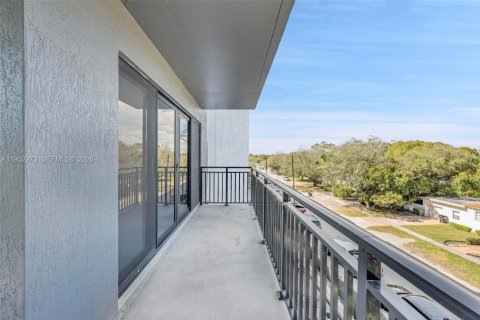 Appartement à louer à North Miami, Floride: 2 chambres, 95.22 m2 № 2008499 - photo 2