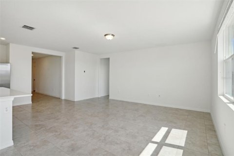 Villa ou maison à vendre à Poinciana, Floride: 4 chambres, 184.69 m2 № 1767863 - photo 5