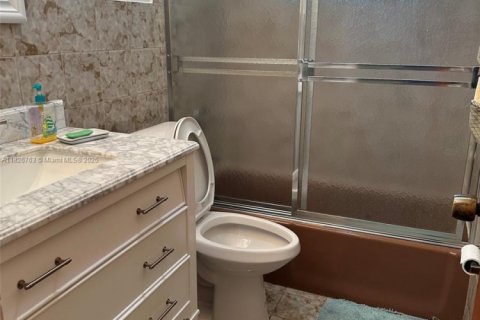 House in Miami, Florida 4 bedrooms, 190.45 sq.m. № 1797561 - photo 9