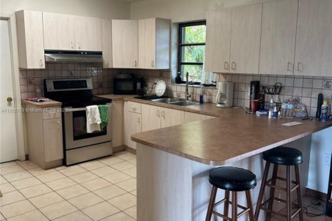 House in Miami, Florida 4 bedrooms, 190.45 sq.m. № 1797561 - photo 8