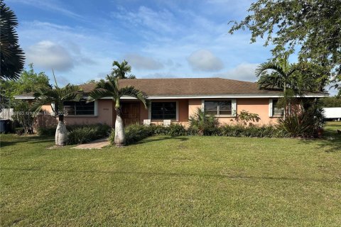 House in Miami, Florida 4 bedrooms, 190.45 sq.m. № 1797561 - photo 1