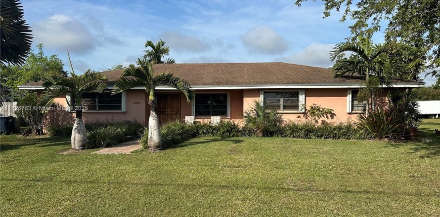 House in Miami, Florida 4 bedrooms, 190.45 sq.m. № 1797561