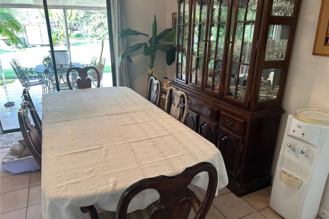 House in Miami, Florida 4 bedrooms, 190.45 sq.m. № 1797561 - photo 7