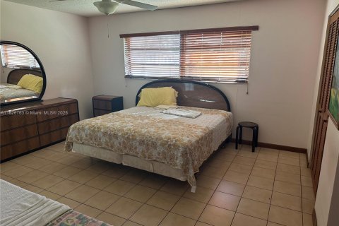 House in Miami, Florida 4 bedrooms, 190.45 sq.m. № 1797561 - photo 6