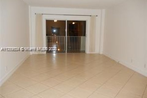 Condominio en venta en North Bay Village, Florida, 1 dormitorio, 75.9 m2 № 1860936 - foto 2