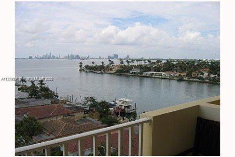 Condominio en venta en North Bay Village, Florida, 1 dormitorio, 75.9 m2 № 1860936 - foto 4