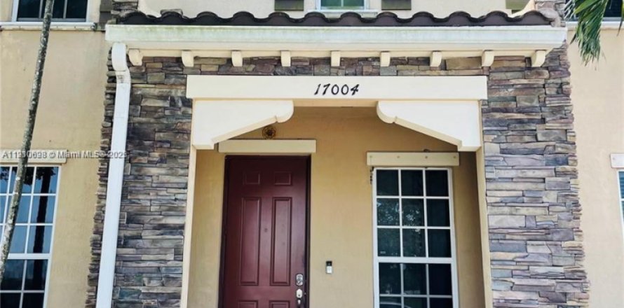 Townhouse in Miami, Florida 5 bedrooms, 214.79 sq.m. № 2013365