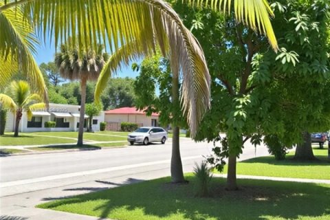 Propiedad comercial en venta en North Miami Beach, Florida, 127.74 m2 № 1974261 - foto 9