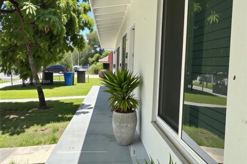 Propiedad comercial en venta en North Miami Beach, Florida, 127.74 m2 № 1974261 - foto 8