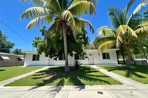 Propiedad comercial en venta en North Miami Beach, Florida, 127.74 m2 № 1974261 - foto 1