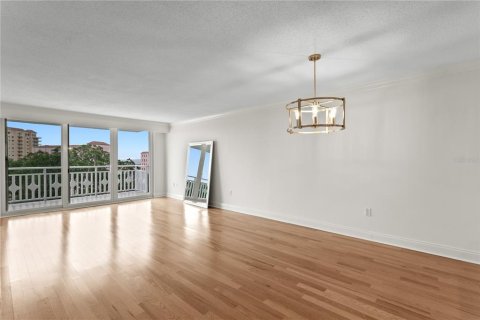 Condo in Saint Petersburg, Florida, 2 bedrooms № 2215140 - photo 20