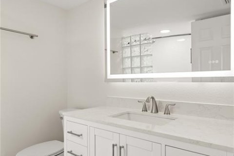 Condo in Saint Petersburg, Florida, 2 bedrooms № 2215140 - photo 27