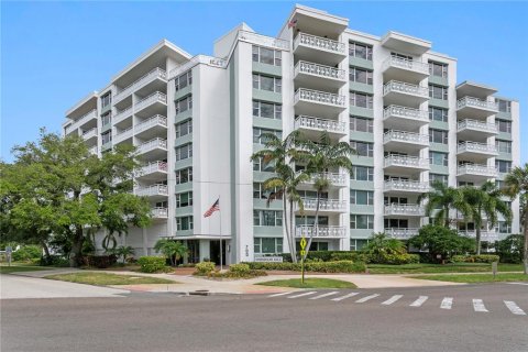 Condo in Saint Petersburg, Florida, 2 bedrooms № 2215140 - photo 3