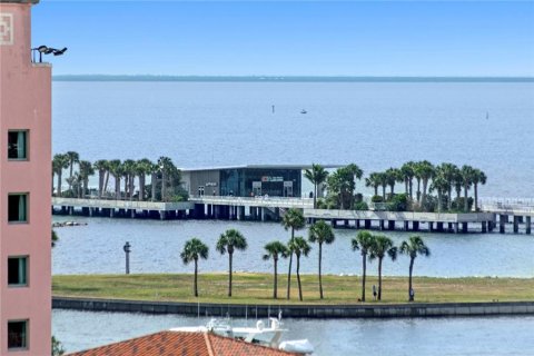 Condo in Saint Petersburg, Florida, 2 bedrooms № 2215140 - photo 2