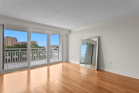 Condo in Saint Petersburg, Florida, 2 bedrooms № 2215140 - photo 21