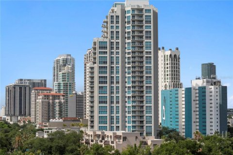 Condo in Saint Petersburg, Florida, 2 bedrooms № 2215140 - photo 6