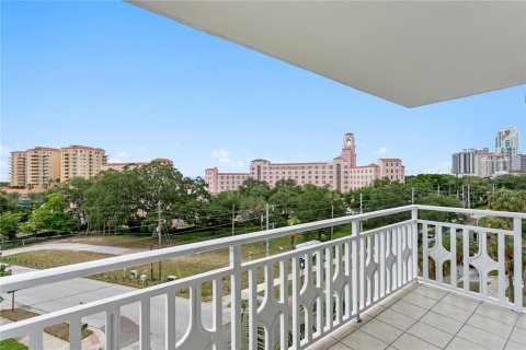 Condo in Saint Petersburg, Florida, 2 bedrooms № 2215140 - photo 8