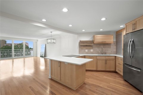 Condo in Saint Petersburg, Florida, 2 bedrooms № 2215140 - photo 18