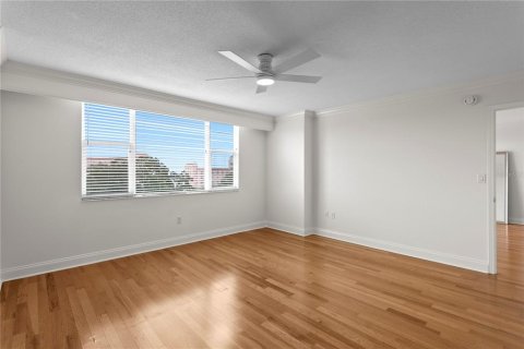 Condo in Saint Petersburg, Florida, 2 bedrooms № 2215140 - photo 23