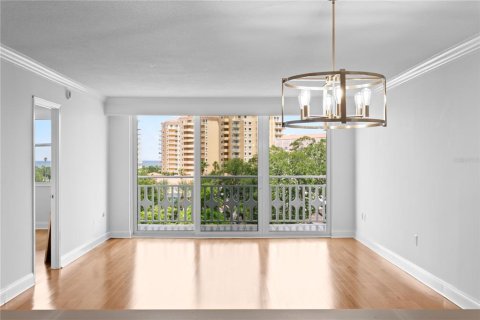Condo in Saint Petersburg, Florida, 2 bedrooms № 2215140 - photo 19