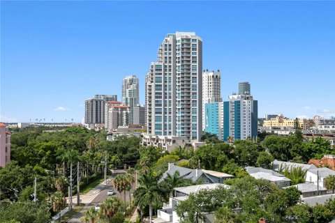 Condo in Saint Petersburg, Florida, 2 bedrooms № 2215140 - photo 5