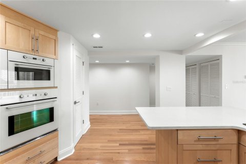 Condo in Saint Petersburg, Florida, 2 bedrooms № 2215140 - photo 13