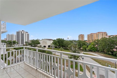 Condo in Saint Petersburg, Florida, 2 bedrooms № 2215140 - photo 7
