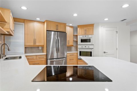 Condo in Saint Petersburg, Florida, 2 bedrooms № 2215140 - photo 16