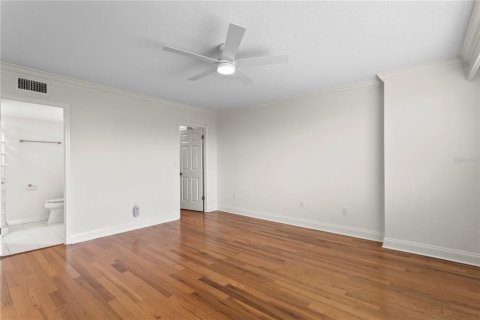 Condo in Saint Petersburg, Florida, 2 bedrooms № 2215140 - photo 25