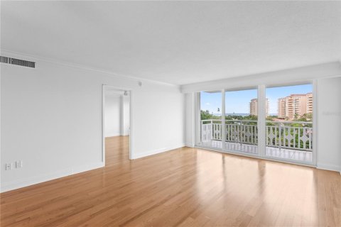 Condo in Saint Petersburg, Florida, 2 bedrooms № 2215140 - photo 22