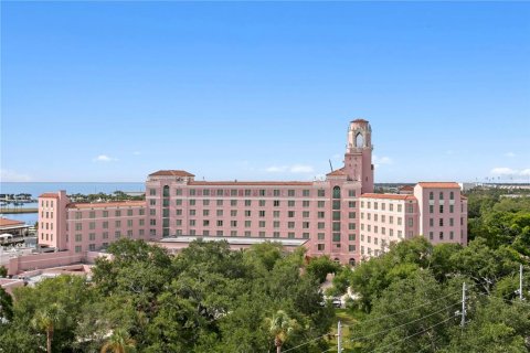 Condo in Saint Petersburg, Florida, 2 bedrooms № 2215140 - photo 10