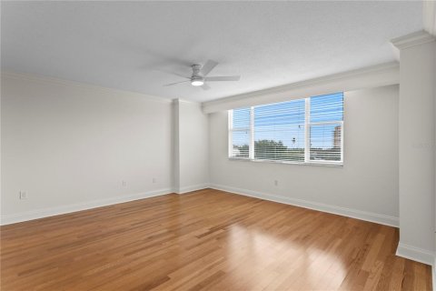 Condo in Saint Petersburg, Florida, 2 bedrooms № 2215140 - photo 24