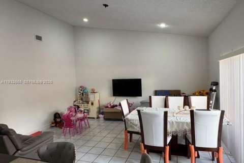 Condo in Miami, Florida, 2 bedrooms  № 2003410 - photo 18