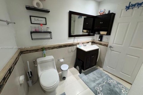 Condo in Miami, Florida, 2 bedrooms  № 2003410 - photo 10