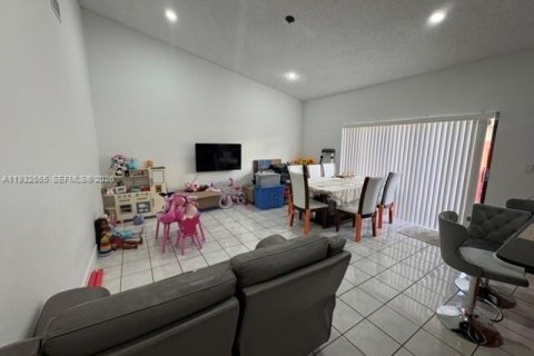 Condo in Miami, Florida, 2 bedrooms  № 2003410 - photo 3