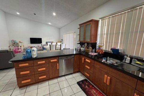 Condo in Miami, Florida, 2 bedrooms  № 2003410 - photo 7