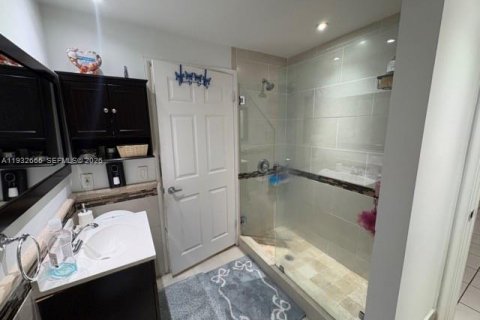 Condo in Miami, Florida, 2 bedrooms  № 2003410 - photo 11