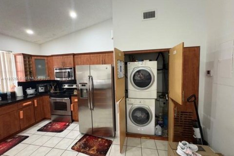 Condo in Miami, Florida, 2 bedrooms  № 2003410 - photo 6