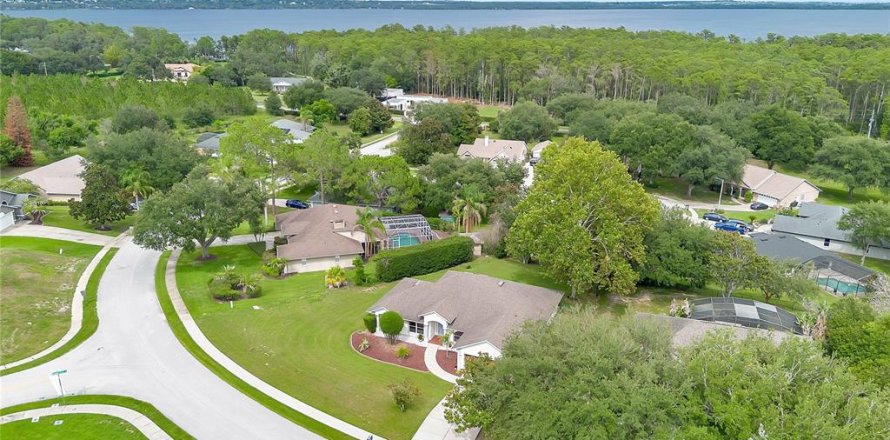 House in Clermont, Florida 4 bedrooms, 170.57 sq.m. № 2196383
