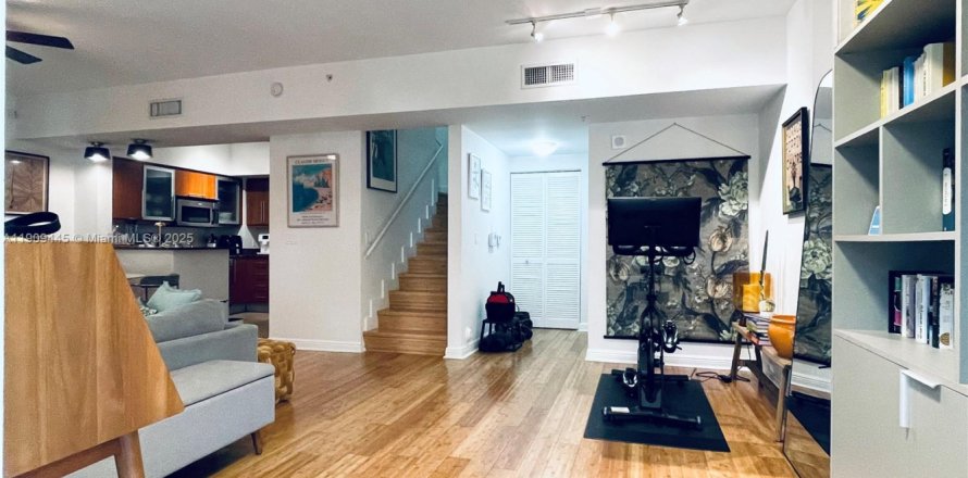 Кондоминиум с 2 спальнями в Корал-Гейблс, Флорида № 1965161