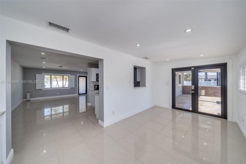 House in Miami, Florida 4 bedrooms, 139.63 sq.m. № 2010551 - photo 21