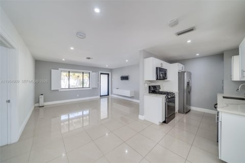 House in Miami, Florida 4 bedrooms, 139.63 sq.m. № 2010551 - photo 16