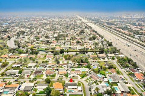 House in Miami, Florida 4 bedrooms, 139.63 sq.m. № 2010551 - photo 8