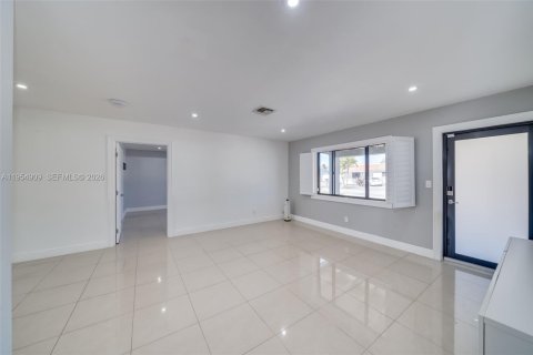 House in Miami, Florida 4 bedrooms, 139.63 sq.m. № 2010551 - photo 13