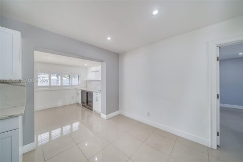 House in Miami, Florida 4 bedrooms, 139.63 sq.m. № 2010551 - photo 19